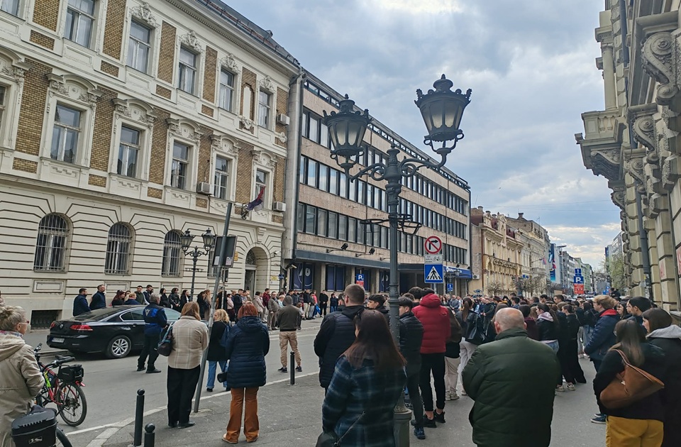 Vukašin tiszteletére tartottak csendes megemlékezést az újvidéki Közgazdasági Iskola előtt