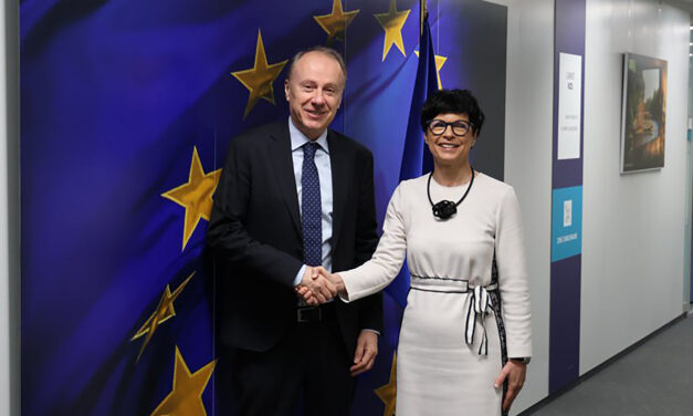  „Európa új vezetőt keres Szerbiában”