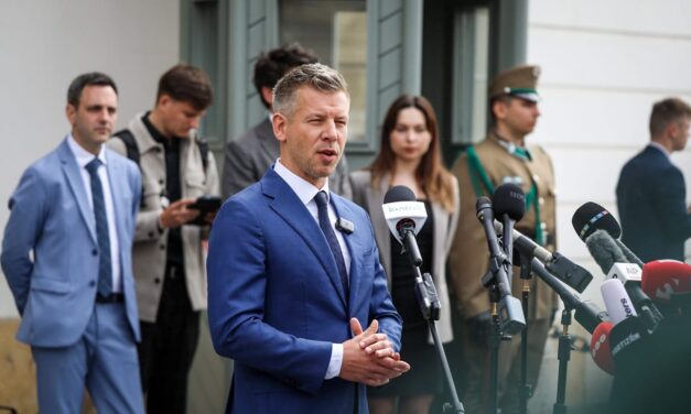 Tapsot kapott a közmédia folyosóján Magyar Péter