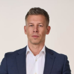 Az orbáni oligarchák tízmilliárdos értékben utalják ki a pénzt távoli országokba Magyar Péter szerint