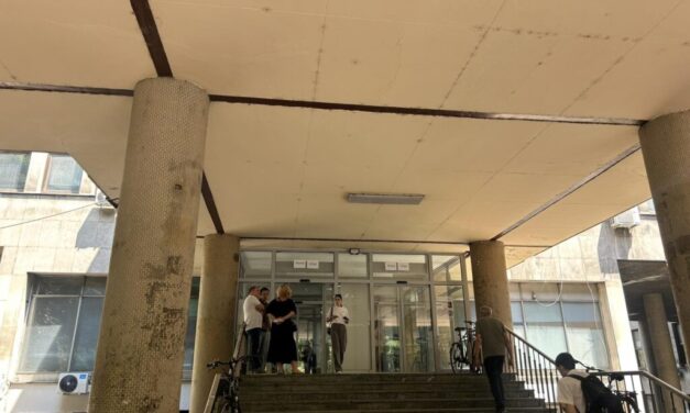 Botrányos feliratok jelentek meg a Vegyészeti Kar épületén