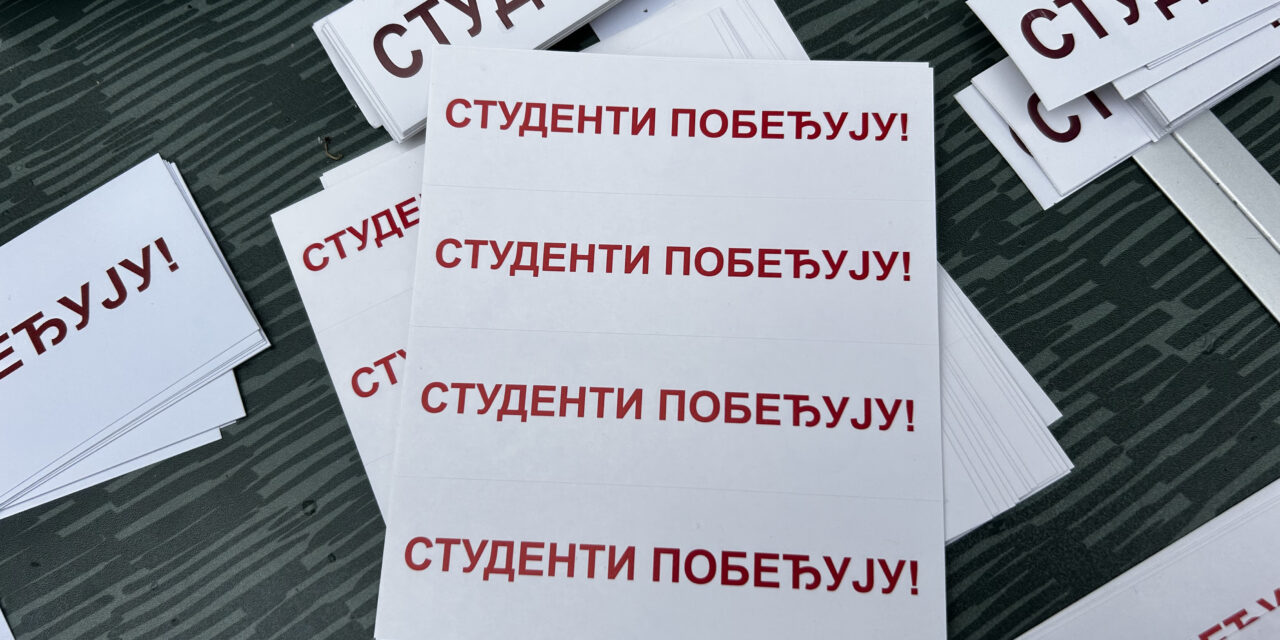 Egymással szemben állnak a diák és a haladók standjai