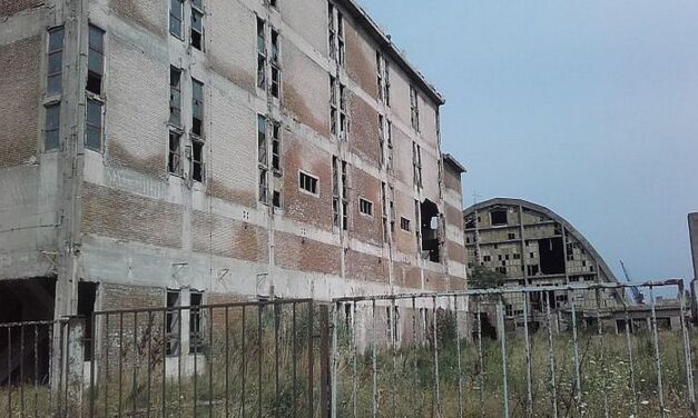 Lyuk volt a tetőn, harminc métert zuhant