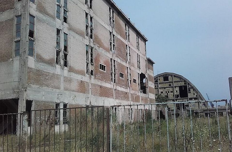 Lyuk volt a tetőn, harminc métert zuhant