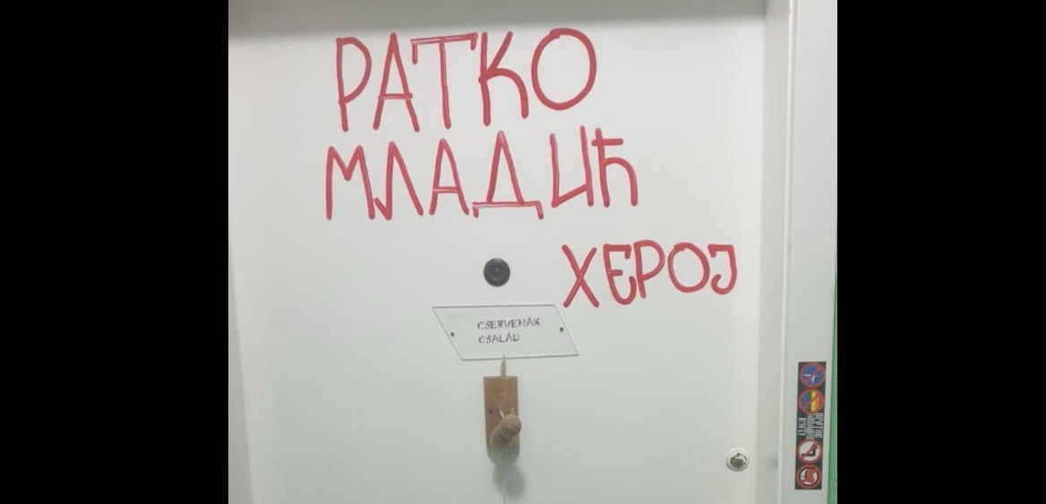 Szélsőséges jobboldali üzenet a topolyai ellenzéki képviselő ajtaján