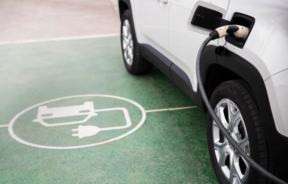 Felgyorsult átállás az elektromos és hibrid járművekre