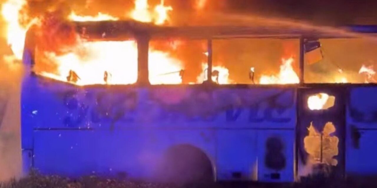 Felgyújtották és porig égett az egyetemistákat szállító Jaćimović egyik autóbusza