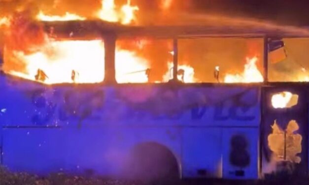 Felgyújtották és porig égett az egyetemistákat szállító Jaćimović egyik autóbusza