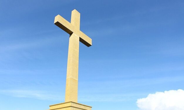 Mintegy tizennégy méter magas keresztet épít a minisztérium