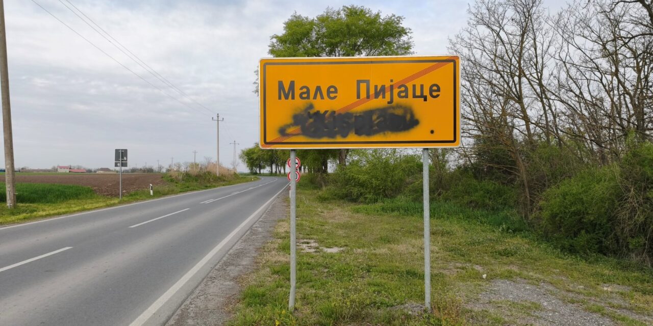 Átfirkálták a magyar nyelvű feliratot Kispiacnál