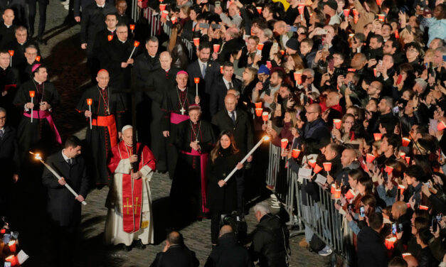 XIV. Leó pápa maga vitte a keresztet minden stáción