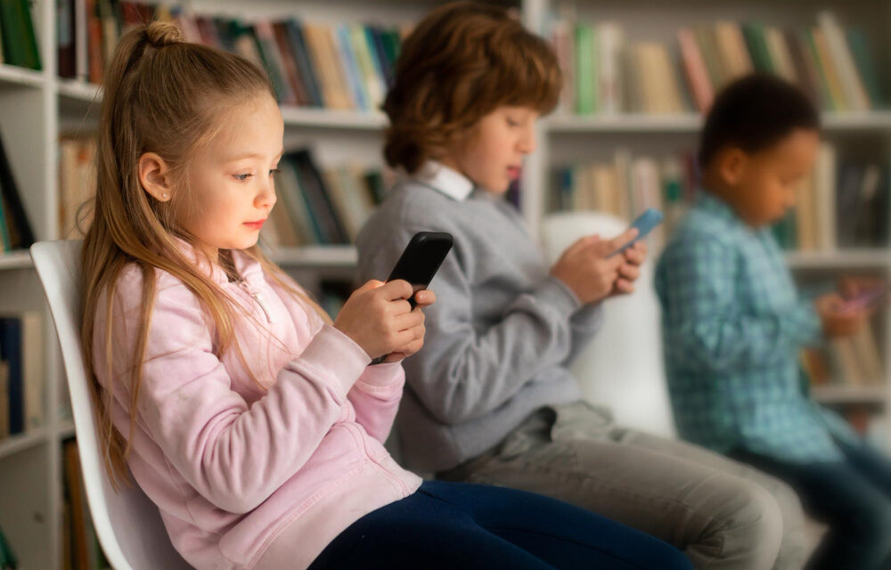 A hazai iskolákban is betiltják a mobiltelefon használatát?