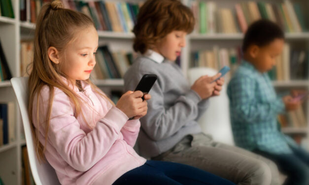 A hazai iskolákban is betiltják a mobiltelefon használatát?