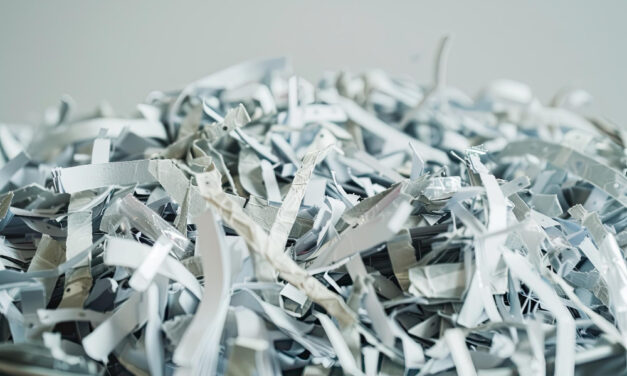 Hulladéktelepre kerültek a ledarált iratok, biztonsági őrök vigyázzák a zsákokat