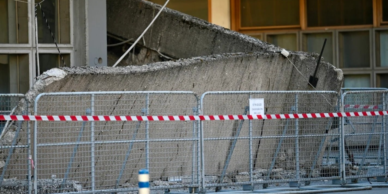 A könyvvásár ideje alatt omlott be az ikonikus szarajevói csarnok teteje + VIDEÓ