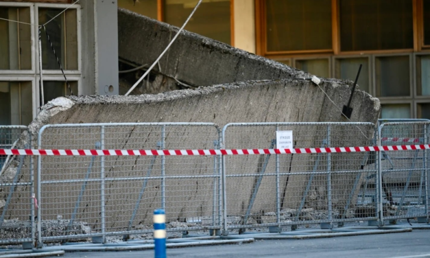 A könyvvásár ideje alatt omlott be az ikonikus szarajevói csarnok teteje + VIDEÓ