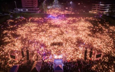 Óriási tömeg előtt zárta kampányát a Tisza Debrecenben