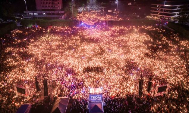 Óriási tömeg előtt zárta kampányát a Tisza Debrecenben