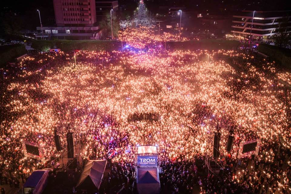 Óriási tömeg előtt zárta kampányát a Tisza Debrecenben