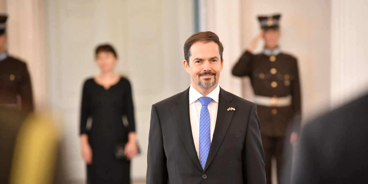 Magyarország lettországi nagykövete állást foglalt, de nem azon az oldalon, ahol a kormány elvárná