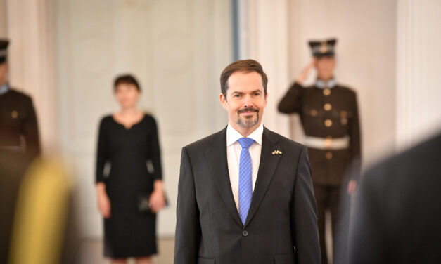 Magyarország lettországi nagykövete állást foglalt, de nem azon az oldalon, ahol a kormány elvárná