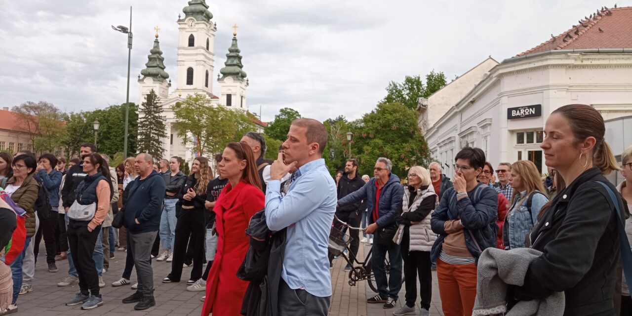 A menesztett színházigazgató mellett tüntettek Óbecsén