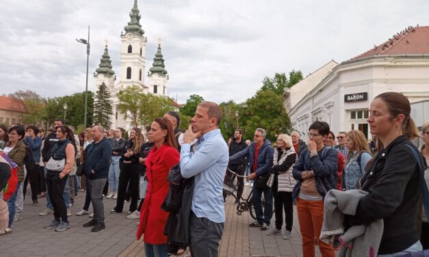 A menesztett színházigazgató mellett tüntettek Óbecsén