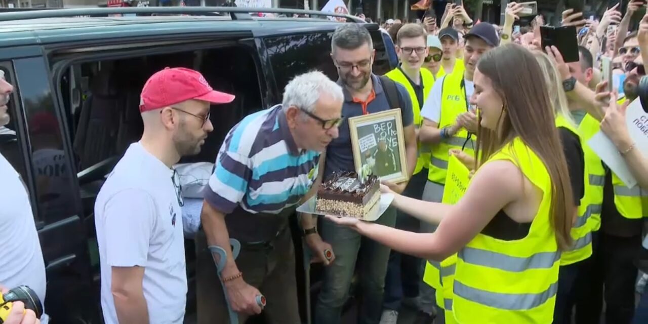 A tüntetésen megjelent Veroljub bácsi, akit nemrég autóval ütöttek el a Jogi Karnál