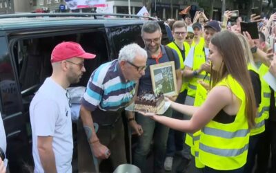 A tüntetésen megjelent Veroljub bácsi, akit nemrég autóval ütöttek el a Jogi Karnál
