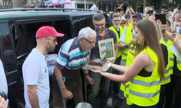 A tüntetésen megjelent Veroljub bácsi, akit nemrég autóval ütöttek el a Jogi Karnál