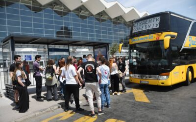 Az egész országból konvojokban tartanak Belgrádba a polgárok