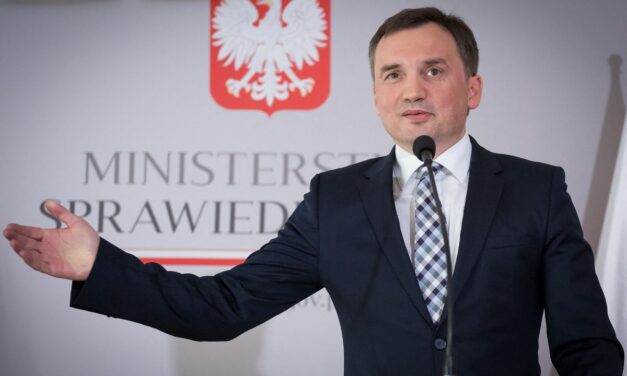 Magyar beiktatása után a körözött lengyel exminiszter Amerikába menekült