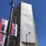 A havas sarlósfecskék és a politikai óriásplakát esete Belgrádban