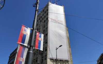 A havas sarlósfecskék és a politikai óriásplakát esete Belgrádban