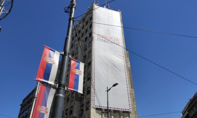 A havas sarlósfecskék és a politikai óriásplakát esete Belgrádban
