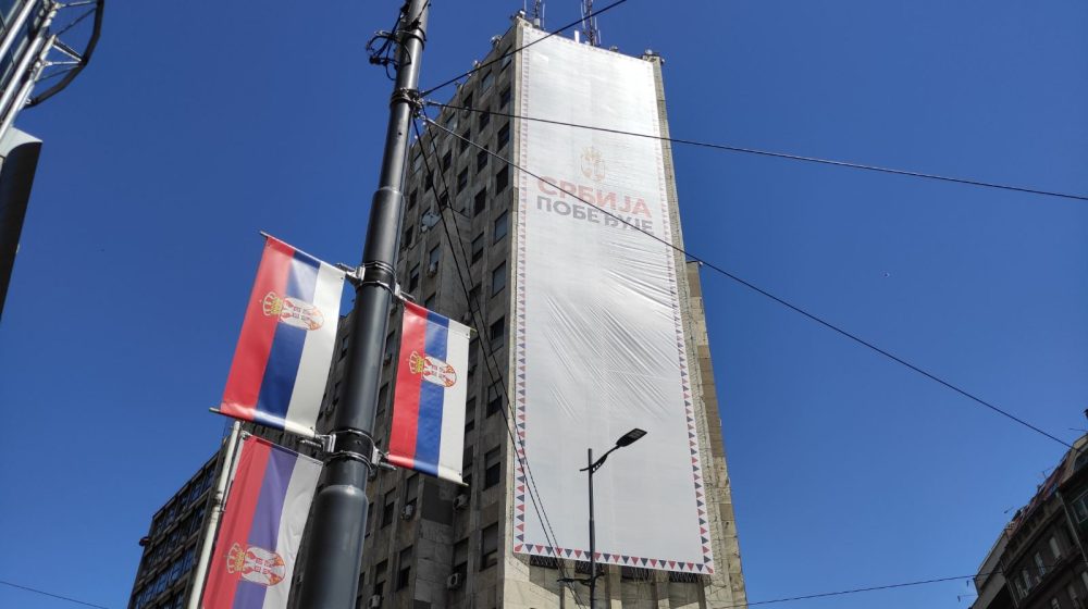A havas sarlósfecskék és a politikai óriásplakát esete Belgrádban
