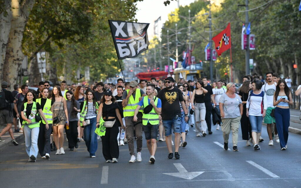 <span class="entry-title-primary">„(Ne)féljetek, továbbra is itt vagyunk”</span> <span class="entry-subtitle">A jogi kar előtt tartott egyetemista megmozdulás megemlékezéssel kezdődött</span>