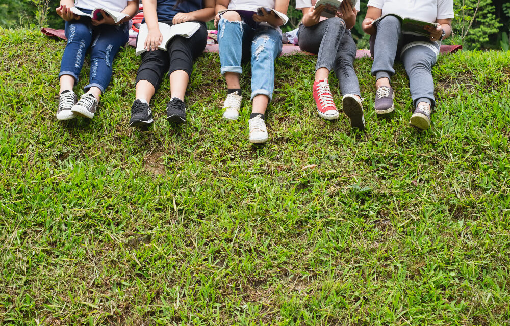 A pólókon szereplő feliratok miatt a ballagók a parkban ünnepeltek az iskolaudavar helyett