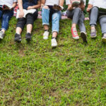 A pólókon szereplő feliratok miatt a ballagók a parkban ünnepeltek az iskolaudavar helyett