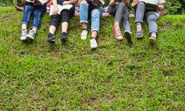 A pólókon szereplő feliratok miatt a ballagók a parkban ünnepeltek az iskolaudavar helyett