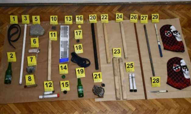 Brutális lelátói erőszak: hét sérült rendőr, húsz letartóztatott a focimeccs után
