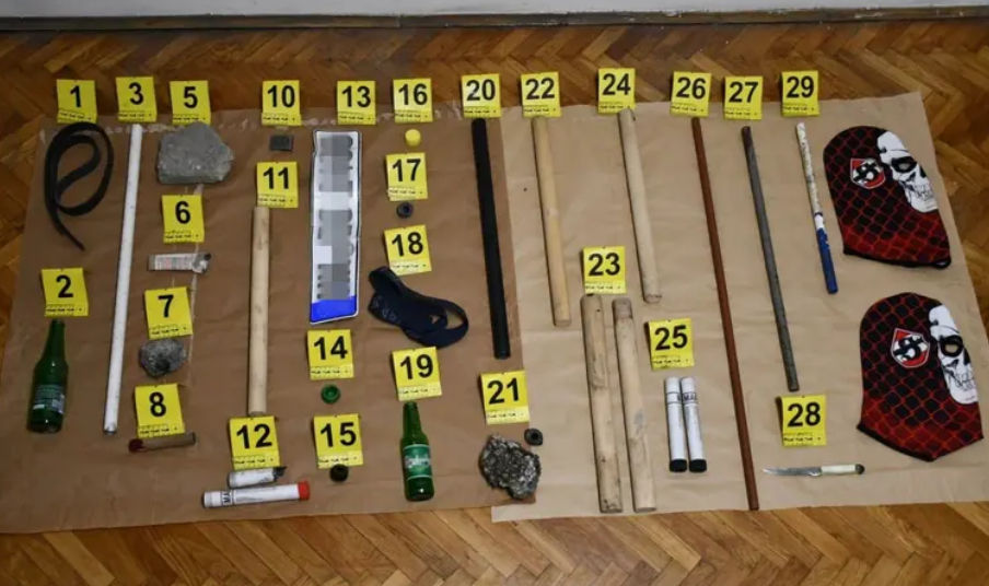 Brutális lelátói erőszak: hét sérült rendőr, húsz letartóztatott a focimeccs után