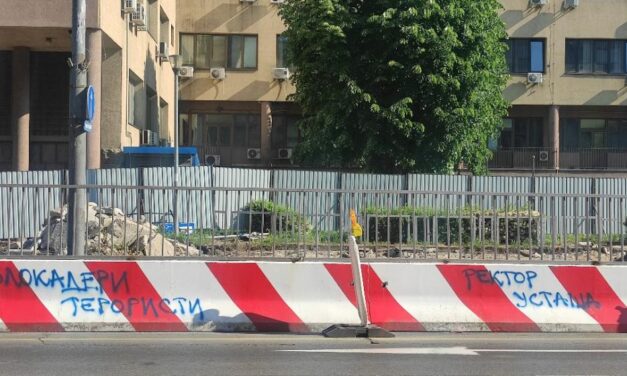 A rendőrőrs előtt tűntek fel gyűlöletkeltő graffitik