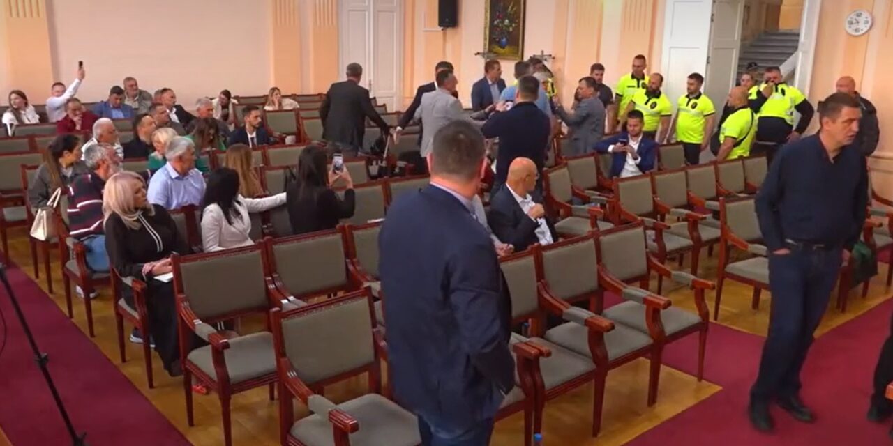 Könnygázt dobtak a képviselők közé az užicei városházán
