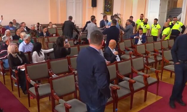 Könnygázt dobtak a képviselők közé az užicei városházán
