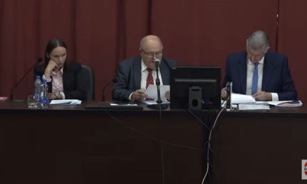 A rendőrség tett rendet az ülésteremben a kúlai képviselők vitája miatt