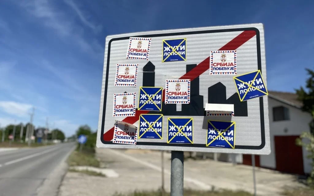El kell távolítani a politikai tartalmú matricákat a Szabadka–Kelebia úton