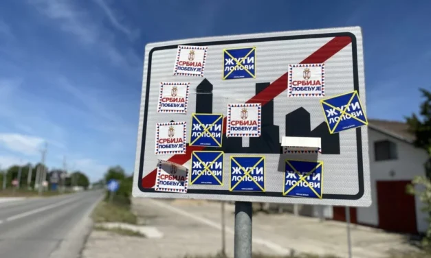 El kell távolítani a politikai tartalmú matricákat a Szabadka–Kelebia úton