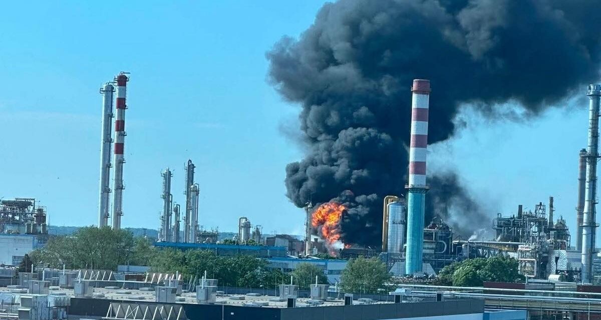 Fáklyaszerűen lángol a megsérült vezeték a MOL üzemében