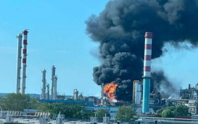 Fáklyaszerűen lángol a megsérült vezeték a MOL üzemében